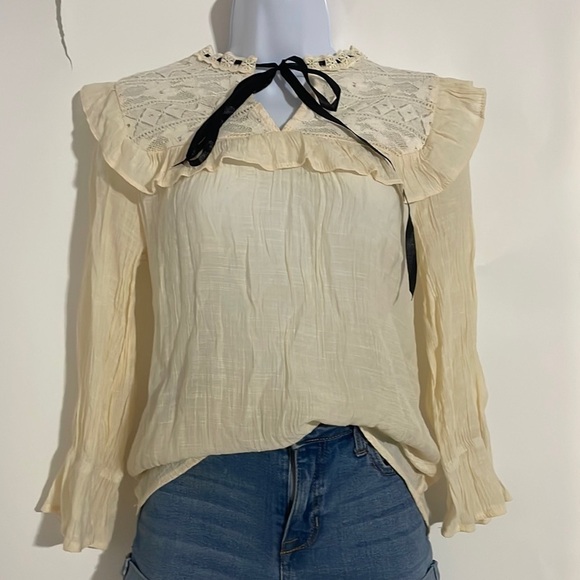 E & M Tops - 𝅺e & M Women’s Vintage Cream Blouse!
